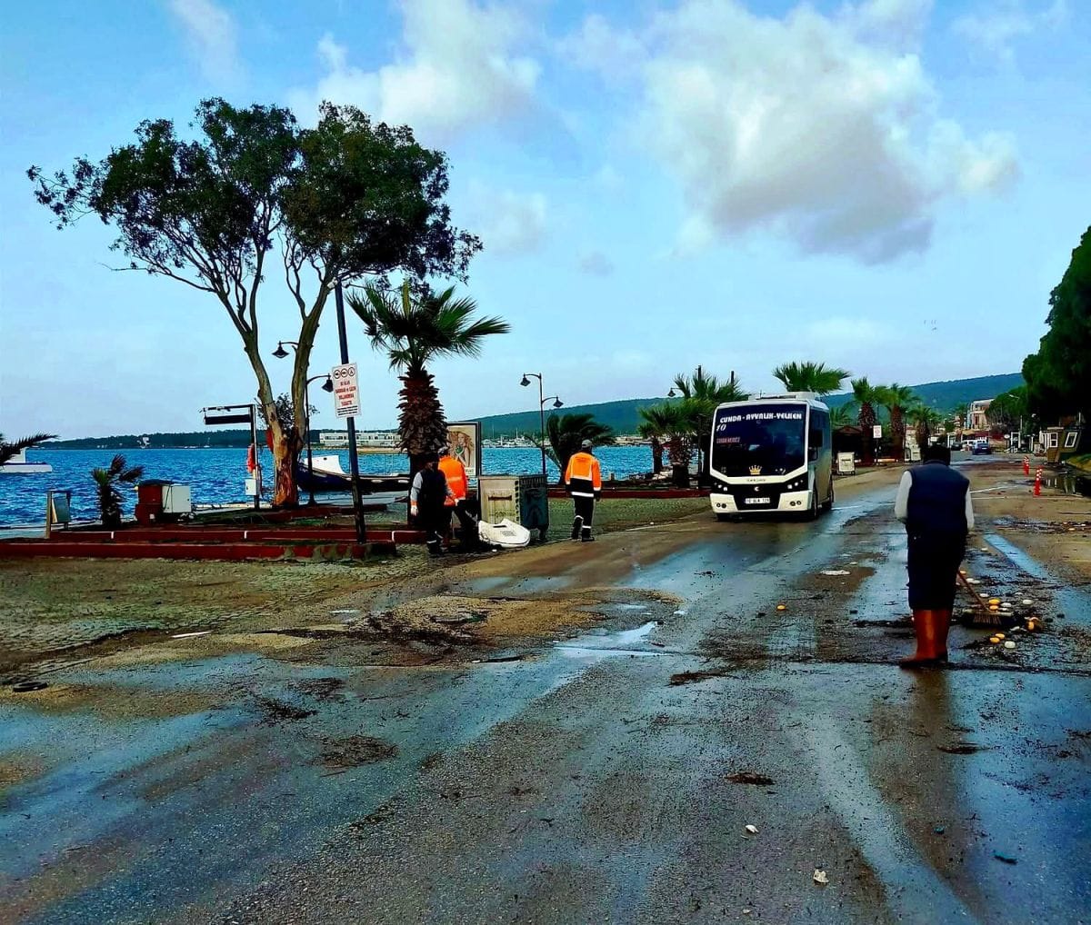 Ayvalık’ta Lodos Alarmı: Ekipler Hasar Tespitinde