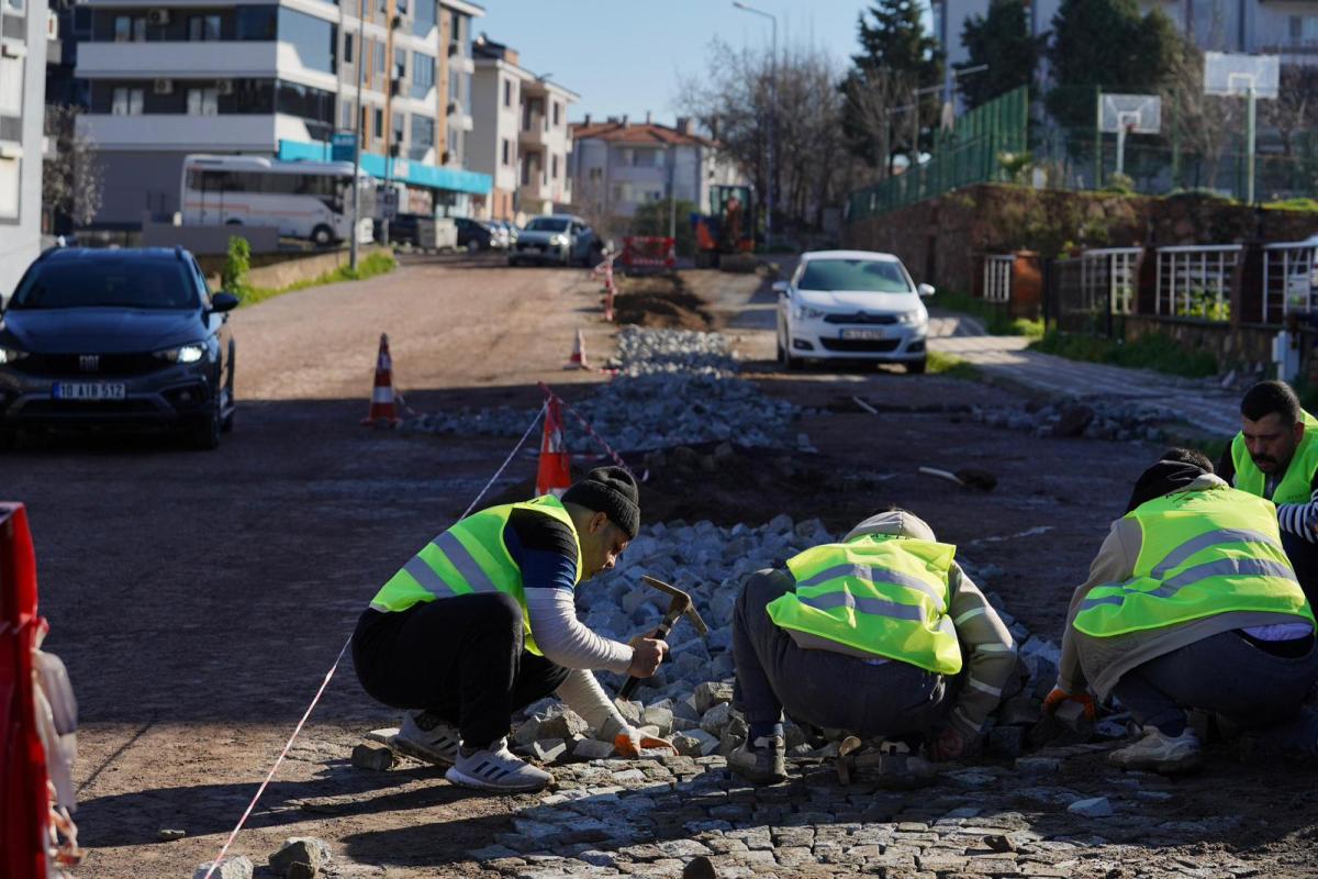 07-2 Ayvalık Belediyesi Yol Bakım ve Onarım Seferberliği Başlattı