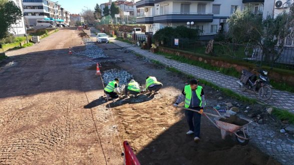 08-3-587x330 Ayvalık Belediyesi Yol Bakım ve Onarım Seferberliği Başlattı