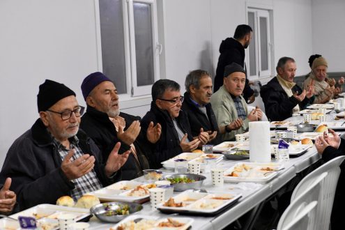 1-2-2-495x330 Altıeylül’de Taşpınar’da İlk İftar Buluşması