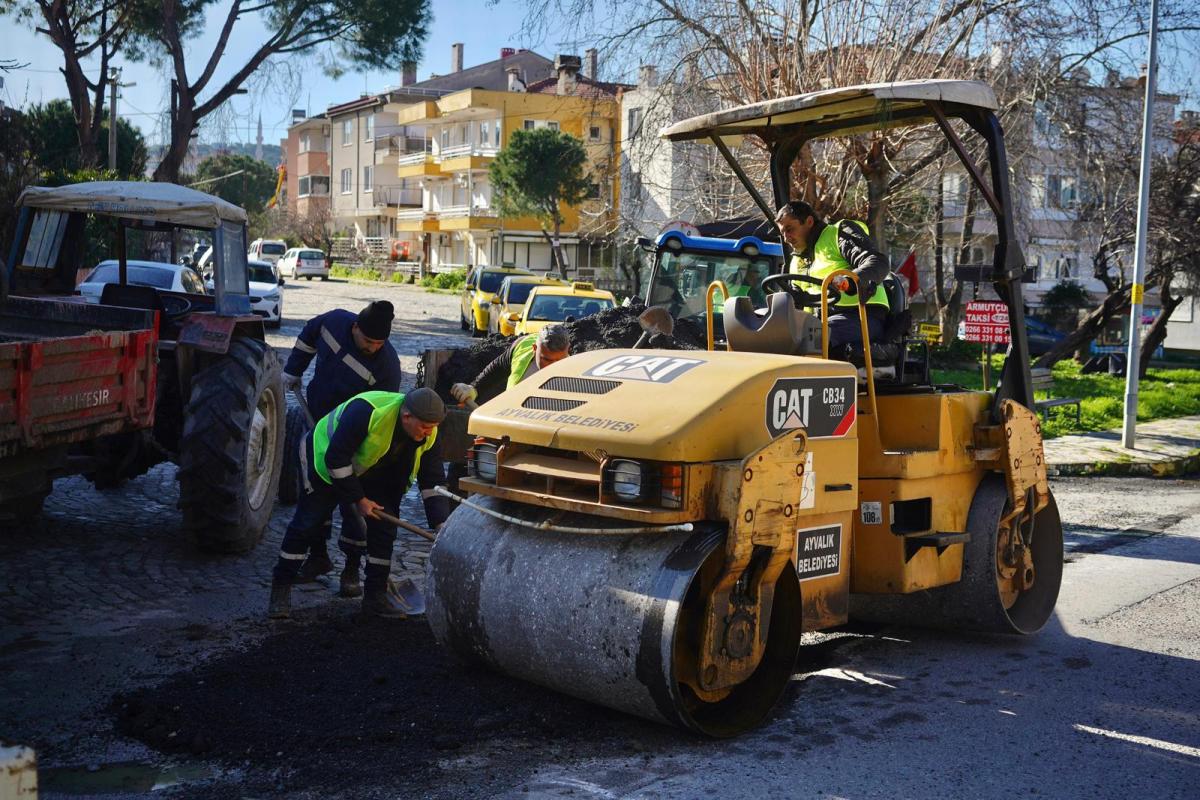 10-3 Ayvalık Belediyesi Yol Bakım ve Onarım Seferberliği Başlattı