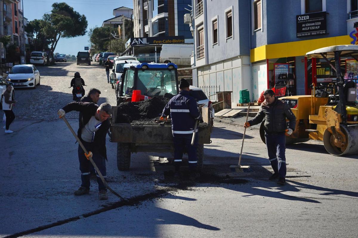 11-2 Ayvalık Belediyesi Yol Bakım ve Onarım Seferberliği Başlattı