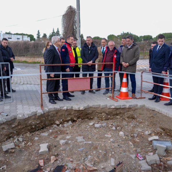 3-4-600x600 Burhaniye’de Yol Göçükleri İçin Kritik İnceleme