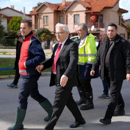 7-4-450x450 Burhaniye’de Yol Göçükleri İçin Kritik İnceleme