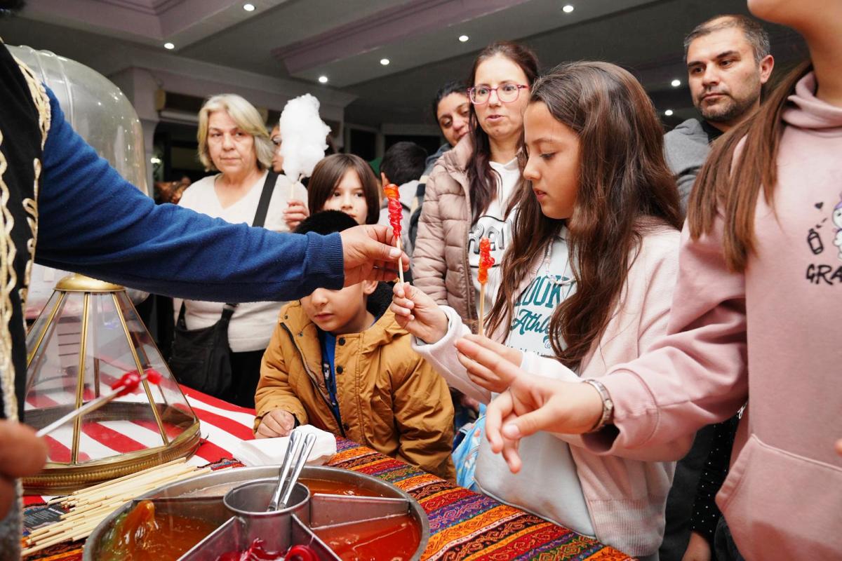 ALTINOVADA-RAMAZAN-COSKUSU-3 Altınova'da Ramazan Coşkusu: Ayvalık'ta Eğlence Dolu Gece