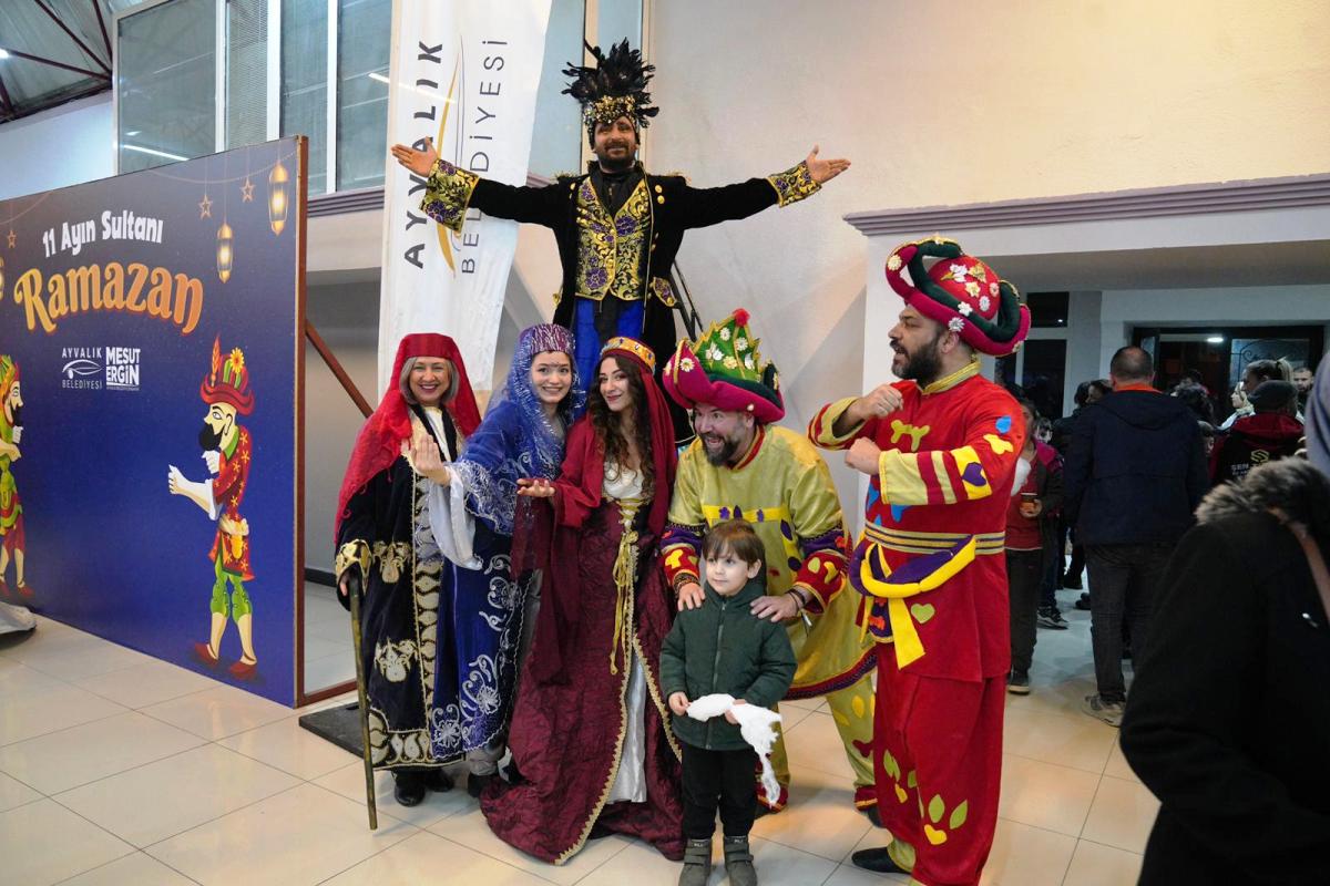 ALTINOVADA-RAMAZAN-COSKUSU-4 Altınova'da Ramazan Coşkusu: Ayvalık'ta Eğlence Dolu Gece