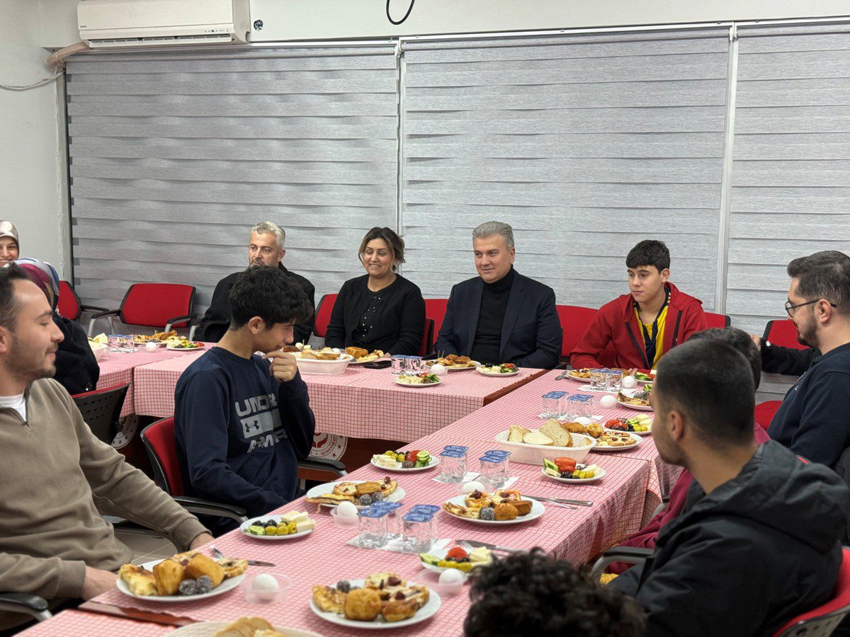 Cocuklarla-Sahur-1 Milletvekili Mustafa Canbey Balıkesir Sevgi Evleri’nde Çocuklarla Sahurda Buluştu