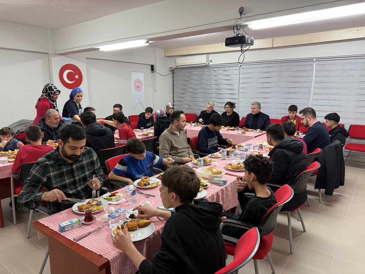 Cocuklarla-Sahur-2 Milletvekili Mustafa Canbey Balıkesir Sevgi Evleri’nde Çocuklarla Sahurda Buluştu