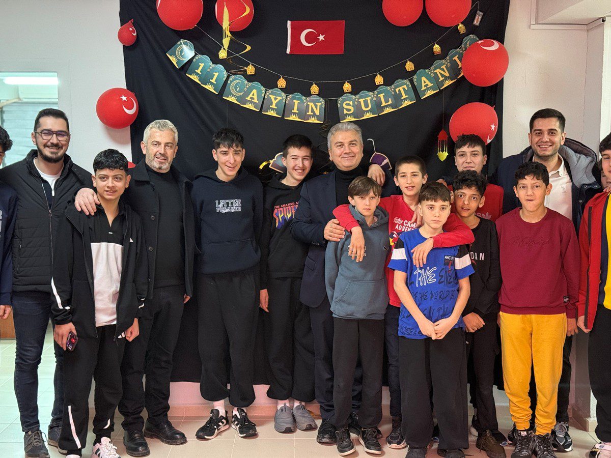 Cocuklarla-Sahur-3 Milletvekili Mustafa Canbey Balıkesir Sevgi Evleri’nde Çocuklarla Sahurda Buluştu