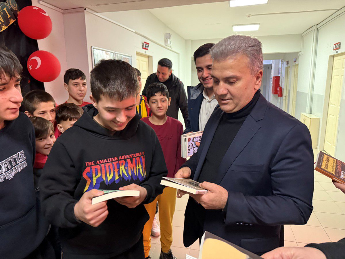 Cocuklarla-Sahur-4 Milletvekili Mustafa Canbey Balıkesir Sevgi Evleri’nde Çocuklarla Sahurda Buluştu