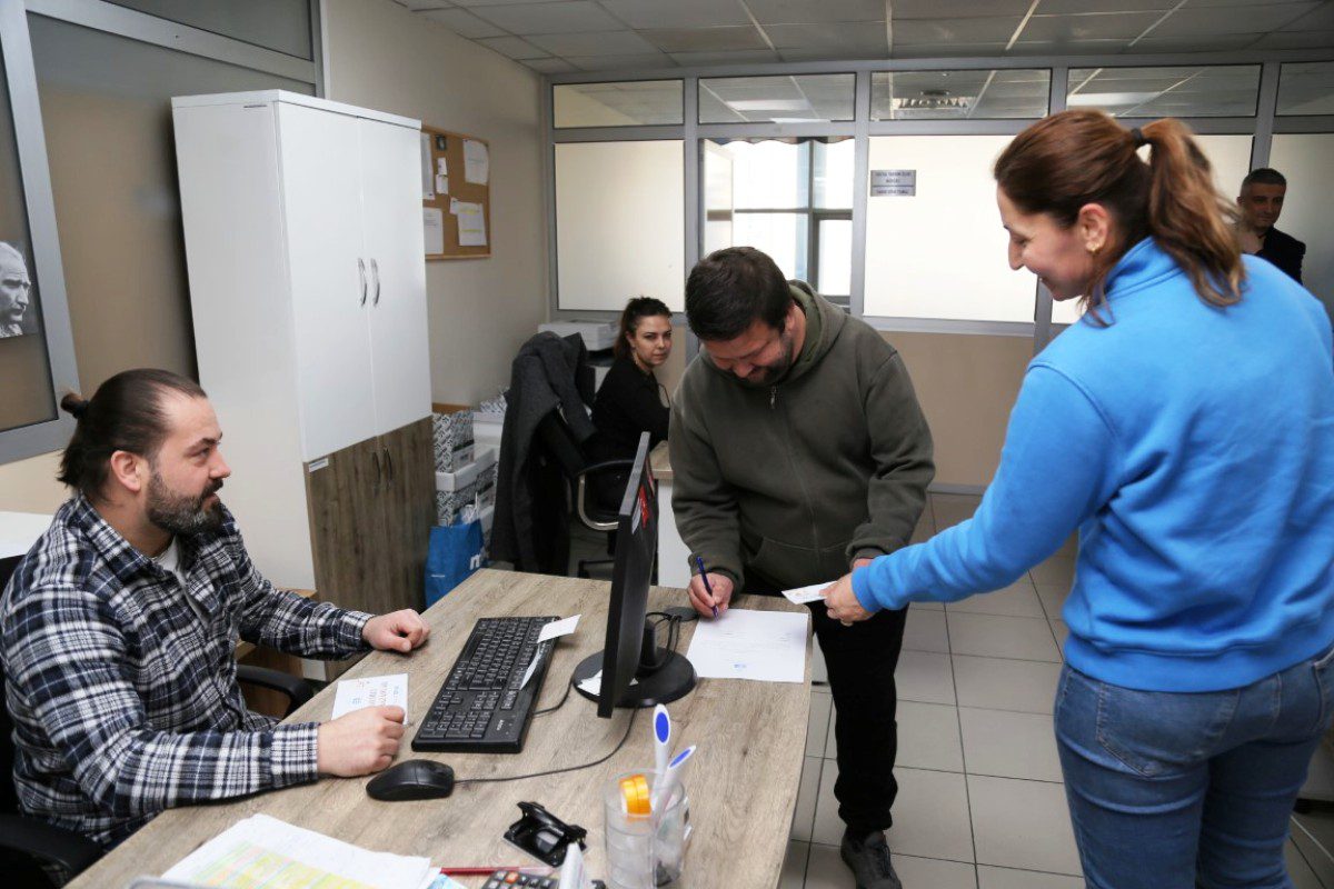 EDREMIT-BELEDIYESINDEN-SOSYAL-DAYANISMA-ORNEGI-1 Edremit Belediyesi Ramazan’da alışveriş kartı dağıtıyor