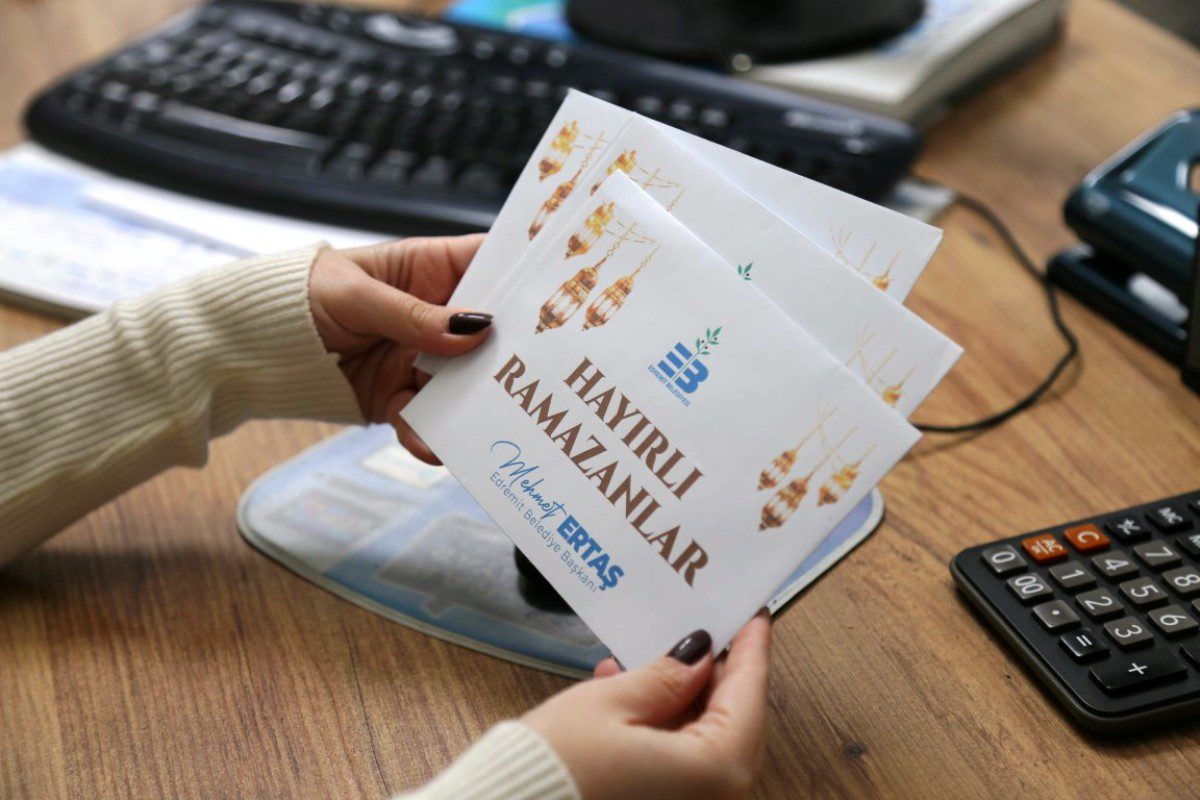 EDREMIT-BELEDIYESINDEN-SOSYAL-DAYANISMA-ORNEGI-3 Edremit Belediyesi Ramazan’da alışveriş kartı dağıtıyor