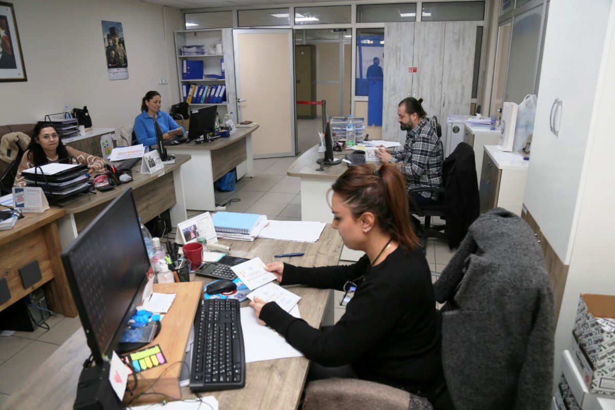 EDREMIT-BELEDIYESINDEN-SOSYAL-DAYANISMA-ORNEGI-5 Edremit Belediyesi Ramazan’da alışveriş kartı dağıtıyor