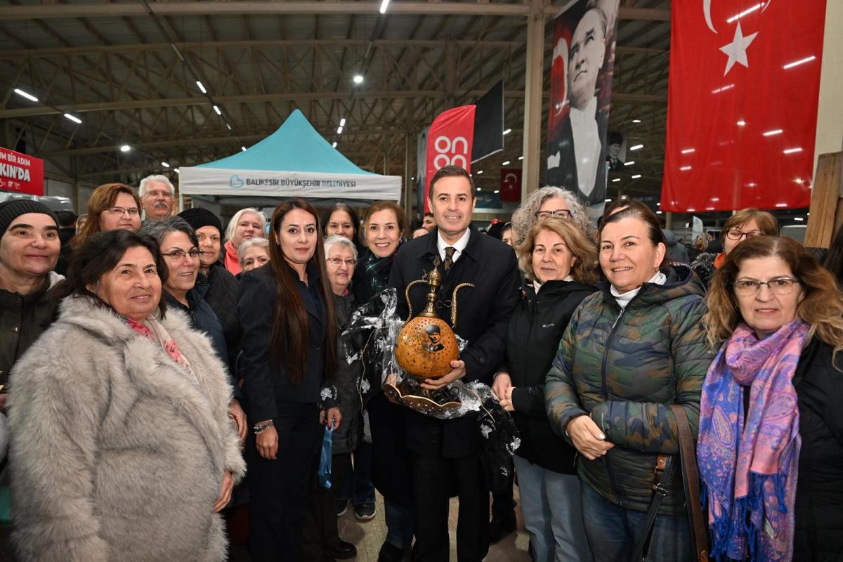 ahmet_akin_susurluklu_hemsehrileriyle_ayni_sofrada_bulustu_7 Ahmet Akın Susurluk'ta Hemşehrileriyle İftar Sofrasında