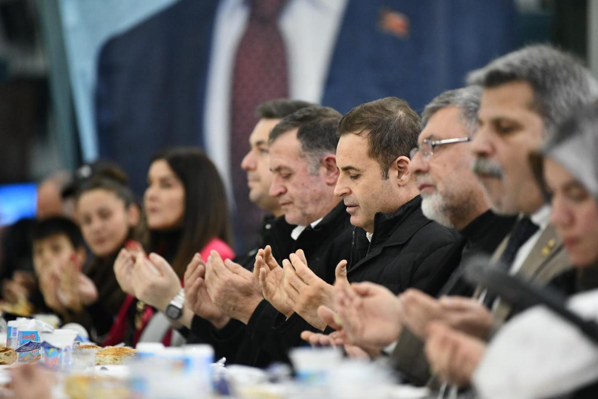 akin_kepsutlularla_iftar_yapti_1 Ahmet Akın Kepsut’ta Binlerce Kişiyle İftar Yaptı: "Balıkesir Benim Ailem"