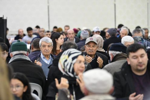 akin_kepsutlularla_iftar_yapti_2-495x330 Ahmet Akın Kepsut’ta Binlerce Kişiyle İftar Yaptı: "Balıkesir Benim Ailem"
