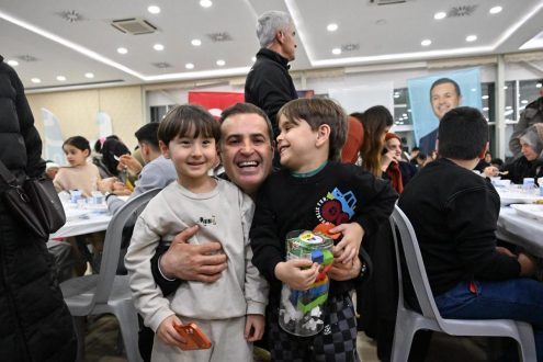 akin_kepsutlularla_iftar_yapti_4-495x330 Ahmet Akın Kepsut’ta Binlerce Kişiyle İftar Yaptı: "Balıkesir Benim Ailem"