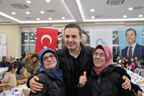 akin_kepsutlularla_iftar_yapti_5-495x330 Ahmet Akın Kepsut’ta Binlerce Kişiyle İftar Yaptı: "Balıkesir Benim Ailem"