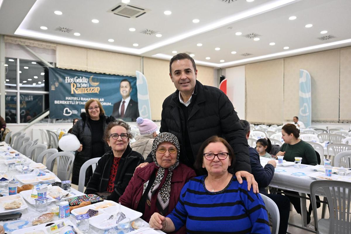 akin_kepsutlularla_iftar_yapti_6 Ahmet Akın Kepsut’ta Binlerce Kişiyle İftar Yaptı: "Balıkesir Benim Ailem"