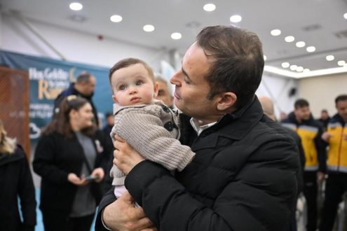 akin_kepsutlularla_iftar_yapti_8-495x330 Ahmet Akın Kepsut’ta Binlerce Kişiyle İftar Yaptı: "Balıkesir Benim Ailem"