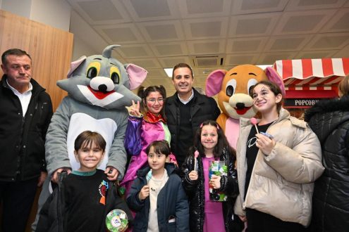 akin_kepsutlularla_iftar_yapti_9-495x330 Ahmet Akın Kepsut’ta Binlerce Kişiyle İftar Yaptı: "Balıkesir Benim Ailem"