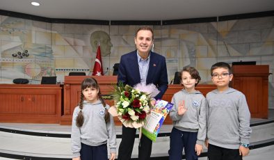 Ahmet Akın öğrencileri belediyede ağırladı