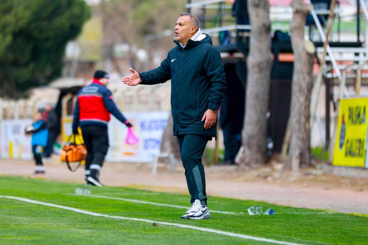 burhaniye_belediyespor-5 Burhaniye Belediyespor Şampiyonluğa Koşuyor