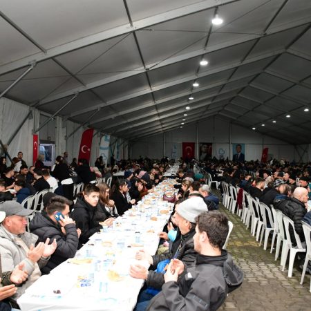 buyuksehir_ilk_iftarini_vatandaslariyla_gerceklestirdi_1_medium-450x450 Balıkesir’de İlk İftar Atatürk Parkı’nda