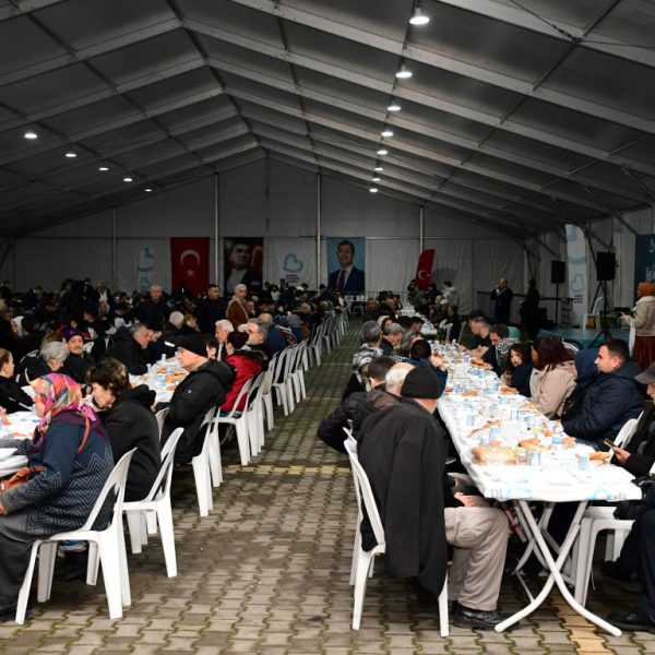 buyuksehir_ilk_iftarini_vatandaslariyla_gerceklestirdi_3_medium-600x600 Balıkesir’de İlk İftar Atatürk Parkı’nda