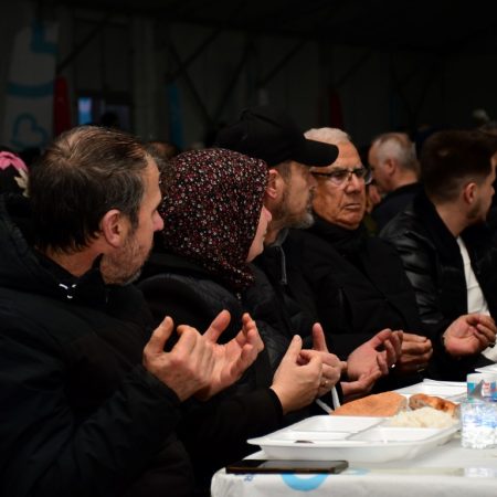 buyuksehir_ilk_iftarini_vatandaslariyla_gerceklestirdi_5_medium-450x450 Balıkesir’de İlk İftar Atatürk Parkı’nda