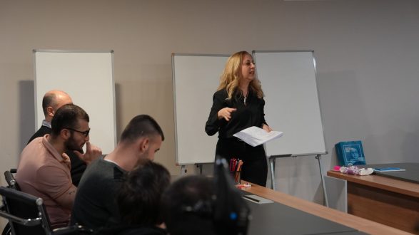 buyuksehir_kent_konseyi_is_birligiyle_ozel_gereksinimli_bireylere_e-kpss_hazirlik_egitimi_donemini__9-587x330 Balıkesir’de e-KPSS Hazırlık Eğitimi Başladı