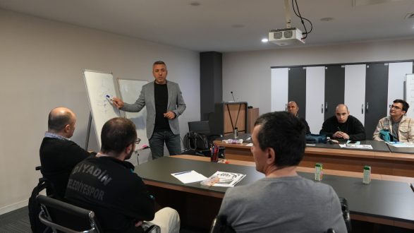 buyuksehir_kent_konseyi_is_birligiyle_ozel_gereksinimli_bireylere_e-kpss_hazirlik_egitimi_donemini_bas_1-587x330 Balıkesir’de e-KPSS Hazırlık Eğitimi Başladı