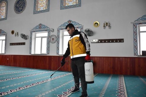 buyuksehirden_camilerde_gul_kokulu_temizlik_2-495x330 Balıkesir'de Cami Temizliği: Ramazan Öncesi Gül Kokulu Hijyen