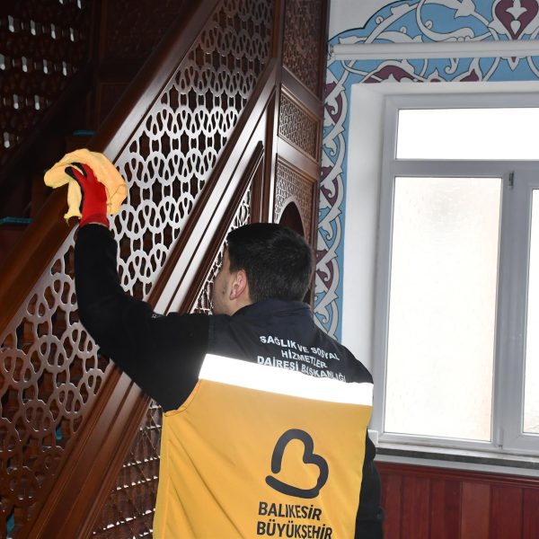 buyuksehirden_camilerde_gul_kokulu_temizlik_3-600x600 Balıkesir'de Cami Temizliği: Ramazan Öncesi Gül Kokulu Hijyen