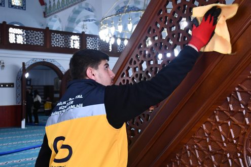 buyuksehirden_camilerde_gul_kokulu_temizlik_4-495x330 Balıkesir'de Cami Temizliği: Ramazan Öncesi Gül Kokulu Hijyen