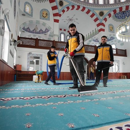 buyuksehirden_camilerde_gul_kokulu_temizlik_5-450x450 Balıkesir'de Cami Temizliği: Ramazan Öncesi Gül Kokulu Hijyen
