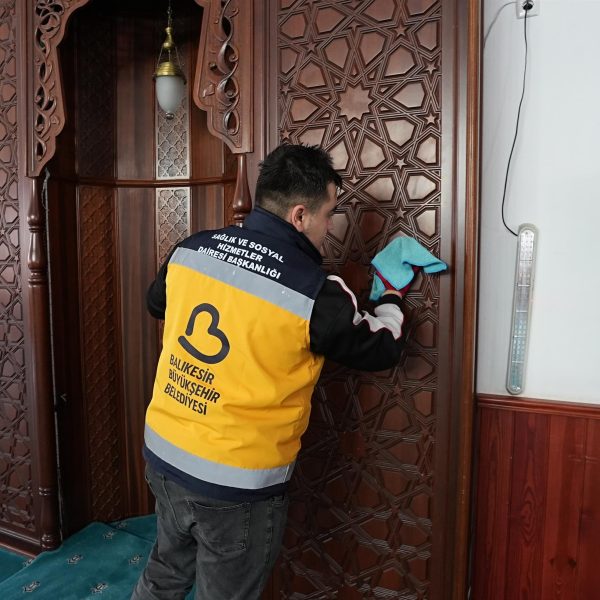 buyuksehirden_camilerde_gul_kokulu_temizlik_6-600x600 Balıkesir'de Cami Temizliği: Ramazan Öncesi Gül Kokulu Hijyen