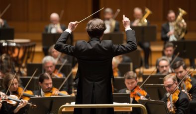 Gerçek Liderlik Sırrı: Sırtını Dönen Şef ve Müziğin Ruhu