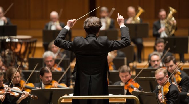 Gerçek Liderlik Sırrı: Sırtını Dönen Şef ve Müziğin Ruhu