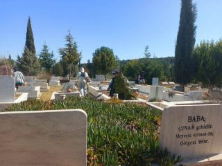 0-1-320x240 Ayvalık’ta Mezarlıklar Bayrama Hazırlandı