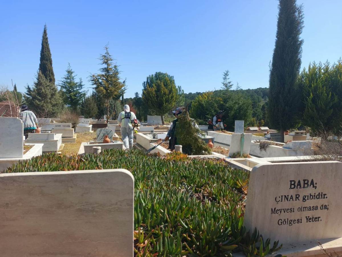 0-1 Ayvalık’ta Mezarlıklar Bayrama Hazırlandı