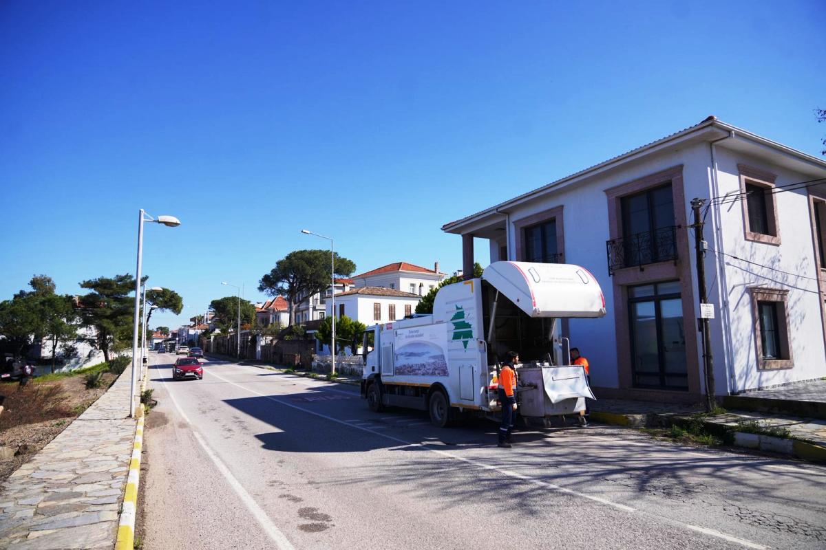 01-2 Ayvalık’ta Konteynerler Dezenfekte Ediliyor