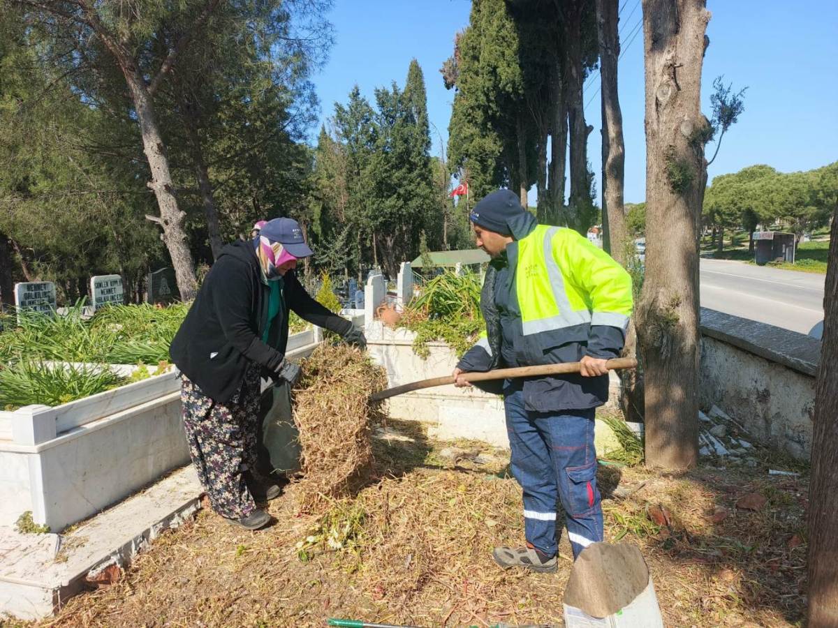 01-6 Ayvalık’ta Mezarlıklar Bayrama Hazırlandı