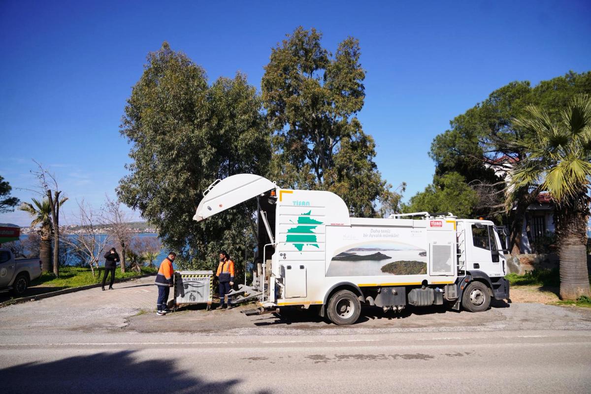 03-2 Ayvalık’ta Konteynerler Dezenfekte Ediliyor