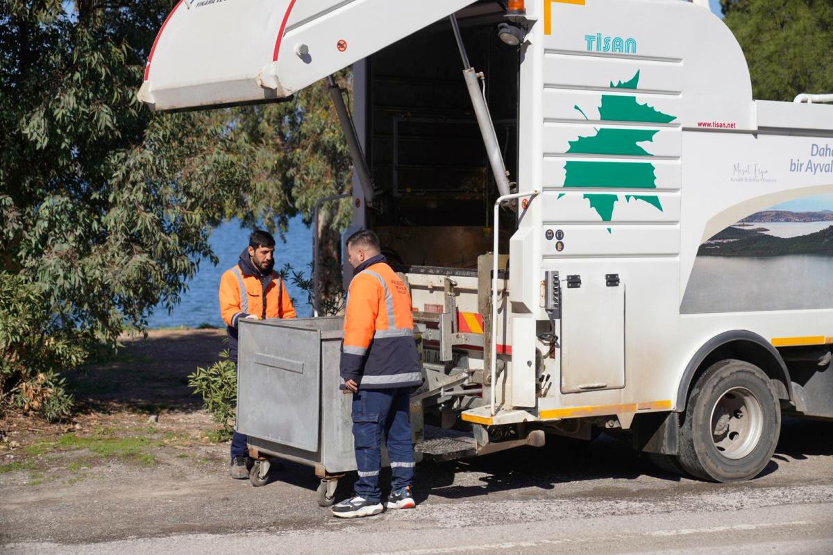 04-2 Ayvalık’ta Konteynerler Dezenfekte Ediliyor