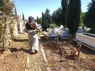 04-6-320x240 Ayvalık’ta Mezarlıklar Bayrama Hazırlandı