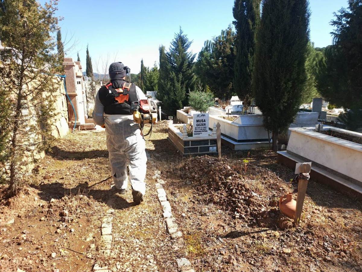 04-6 Ayvalık’ta Mezarlıklar Bayrama Hazırlandı