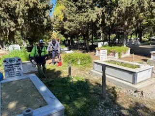 05-7-320x240 Ayvalık’ta Mezarlıklar Bayrama Hazırlandı