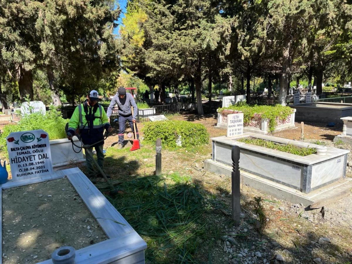 05-7 Ayvalık’ta Mezarlıklar Bayrama Hazırlandı
