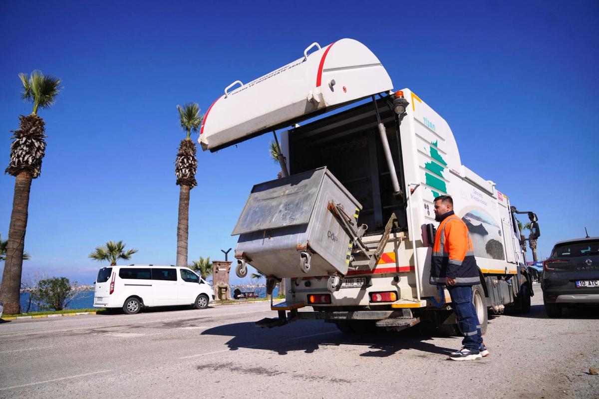 06-2 Ayvalık’ta Konteynerler Dezenfekte Ediliyor